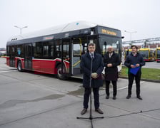 Waldemar Wlazło z Solaris Bus & Coach, prezes MPK Wrocław Witold Woźny i Daniel Misiek, po. rzecznik prasowy MPK Wrocław przed autobusem Solaris Urbino 12 hydrogen